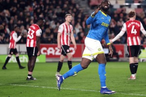 两球领先惨遭逼平！布伦特福德欧战梦碎，狼队顽强守住保级火种