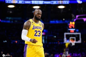 看感动了！不足1分钟湖人落后1分 詹姆斯飞身侧扑抢板